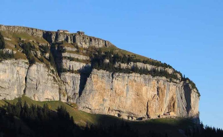 Blick vom Schrennen in Richtung Ebenalp und Berggasthaus Äscher