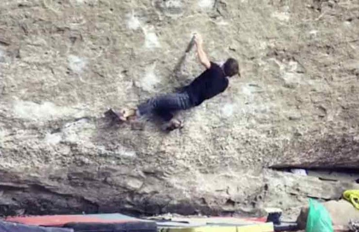 Nils Favre klettert neue 8b im Berner Bouldergebiet Lindental
