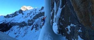 Dani Arnold klettert eine der schwierigsten Eiskletterrouten Free Solo Speed