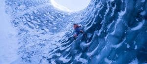 Dani Arnold klettert in den tiefen eines Gletschers