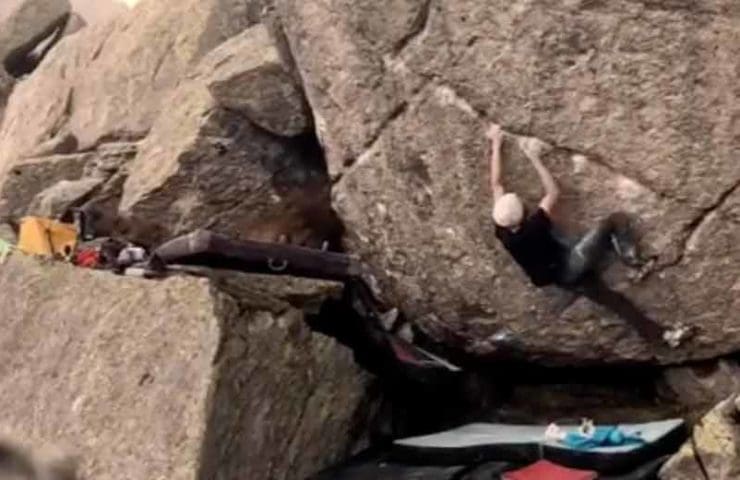 Dave Graham holt sich die Begehung des Gotthard-Boulders Hazel Grace