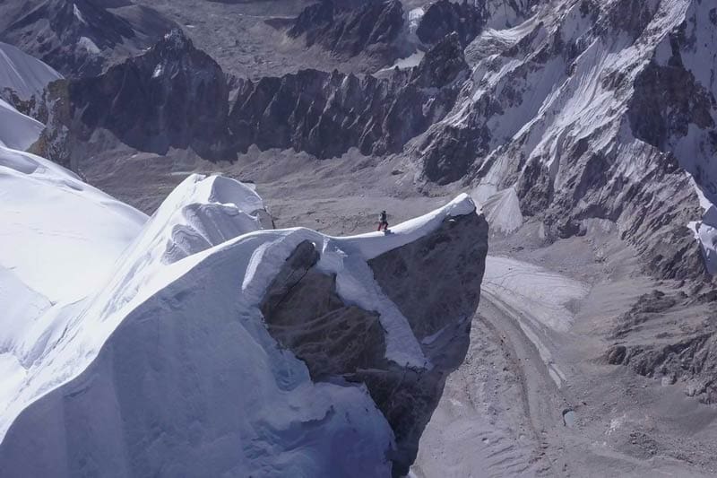 David Lama geht auf den Felssporn des Gipfels zu (Bild David Lama)