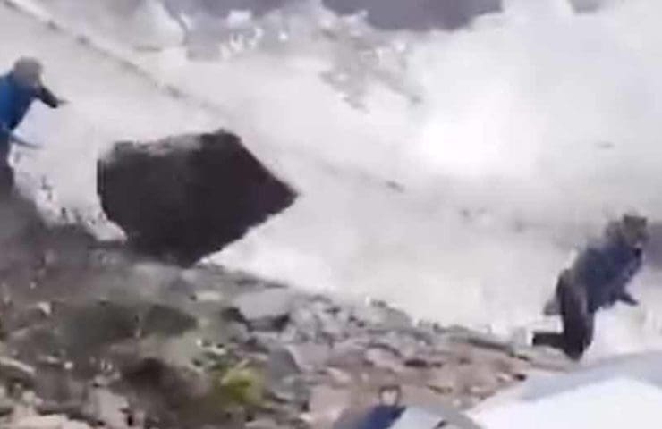 Diesen Alpinisten fliegt ein riesiger Felsbrocken um die Ohren