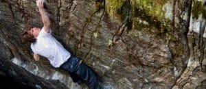 Giuliano Cameroni klettert mit Poison the Well den erst zweiten 8c+ Boulder der Schweiz