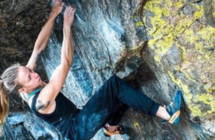 Isabelle Faus klettert den 8b+ Boulder Memory is Parallax im Rock Mountain National Park