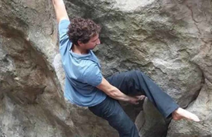 El francés Nicolas Pelorson sube la roca 8c Délir onirique assis con un solo zapato