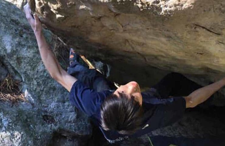 Ryohei Kameyama holt sich die Begehung des 8c+ Boulders La Révolutionnaire in Fontainebleau