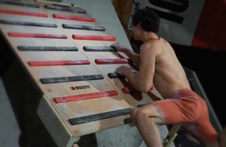 Video: A competition on campus board, rope ladder and other training tools