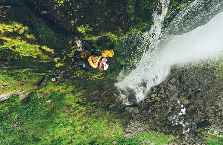 James Pearson und Caroline Ciavaldini klettern an japanischen Wasserfällen