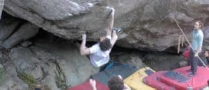 Video: Jimmy Webb gelingt Erstbegehung des 8c+ Boulders Ephyra in Chironico