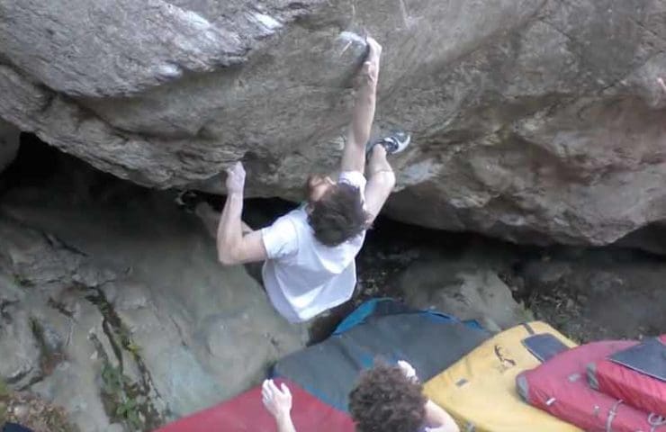 Video: Jimmy Webb manages first ascent of the 8c + Boulders Ephyra in Chironico