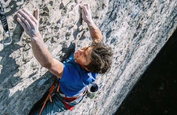 La alpinista profesional Michi Wohlleben sube a Speed ​​Intégrale (9a) en el Voralpsee