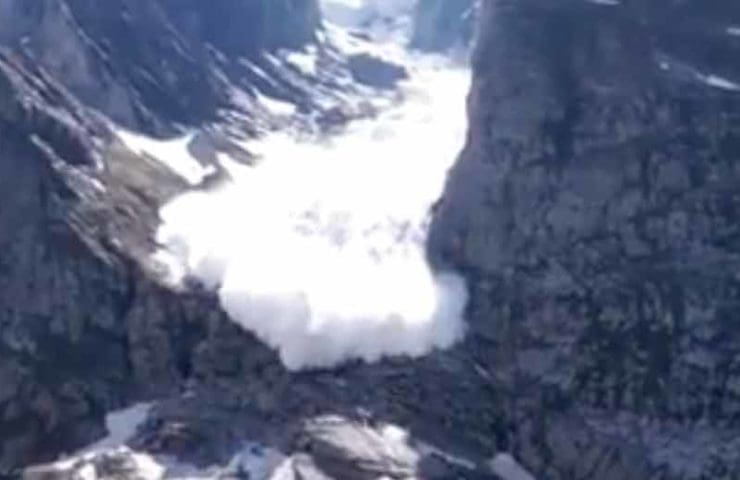 Huge avalanche on the Eiger filmed