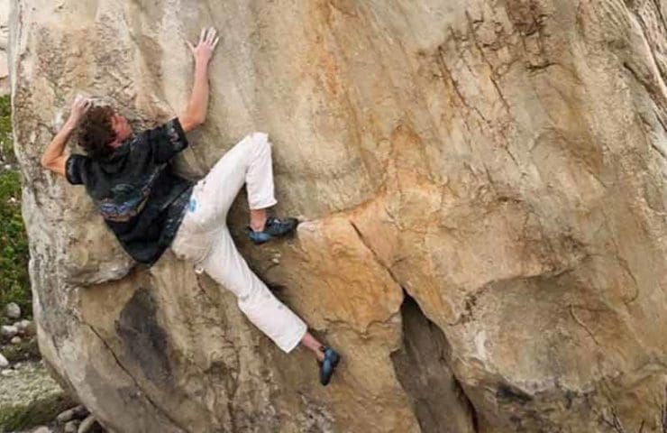 Giuliano Cameroni-succeeds-the-good-the first flash first ascent-a-8b-Boulders - The-House-of-the-Rising-sun.jpg