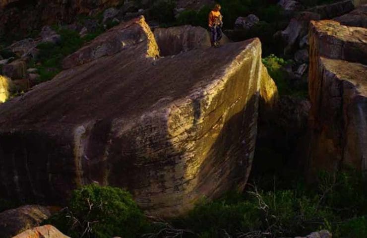 Shawn Raboutou holt sich die dritte Begehung des 8c-Boulders Livin' Large in Südafrika