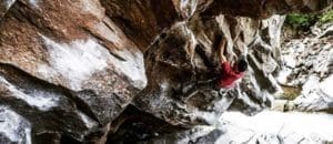 Giani Clément klettert als Dritter den 8c-Boulder La Grosse Tarlouze