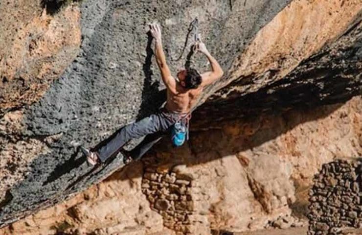 Stefano Carnati knackt den Boulder Dreamtime und die Route Demencia Senil