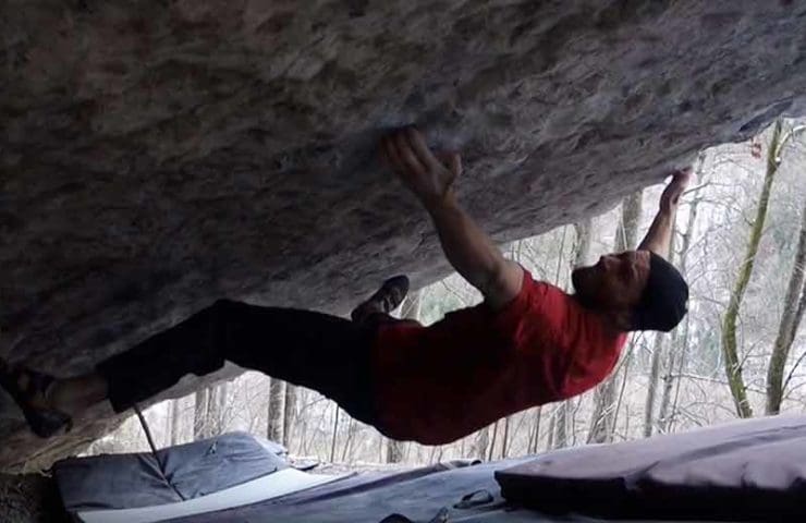 Toni Lamprecht climbs the Boulder Real Absurdistan (8c) in the Kochel area