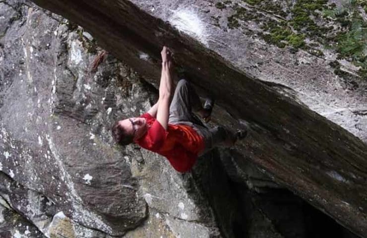 Stefan Scarperi: 8c-Boulder Bügeleisen (sit) begangen