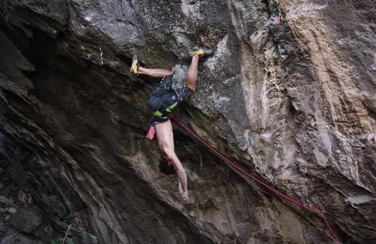 Adam Ondra finds knee clamps and devalues ​​route