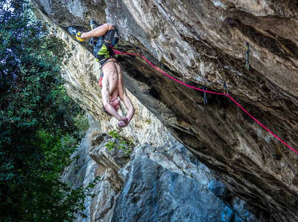 Adam Ondra in the knee clamp of the route Beginning in Arco (picture Giampaolo Calza)