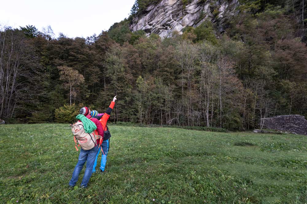 James Pearson bei der Ankunft im Trad-Klettergebiet Cadarese. (Bild Tristan Hobson/Wild Country)
