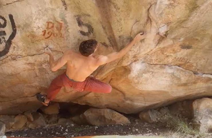 Nicolas Pelorson knackt 9a-Boulder No Kpote Only und wertet diesen auf 8c ab