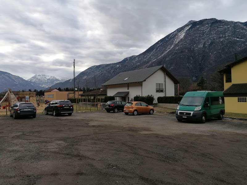 The official parking lot for boulderers in the village is signposted. (Photo Robin Reusser)