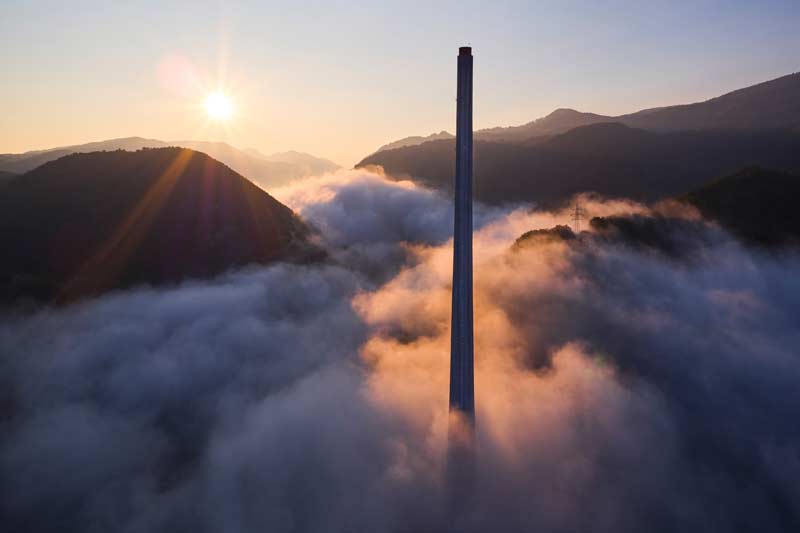 Ragt majestätisch aus dem Nebelmeer: Der 360 Meter hohe Schornstein Trbovlje an der Save. (Bild Jakob Schweighofer/Red Bull Content Pool)