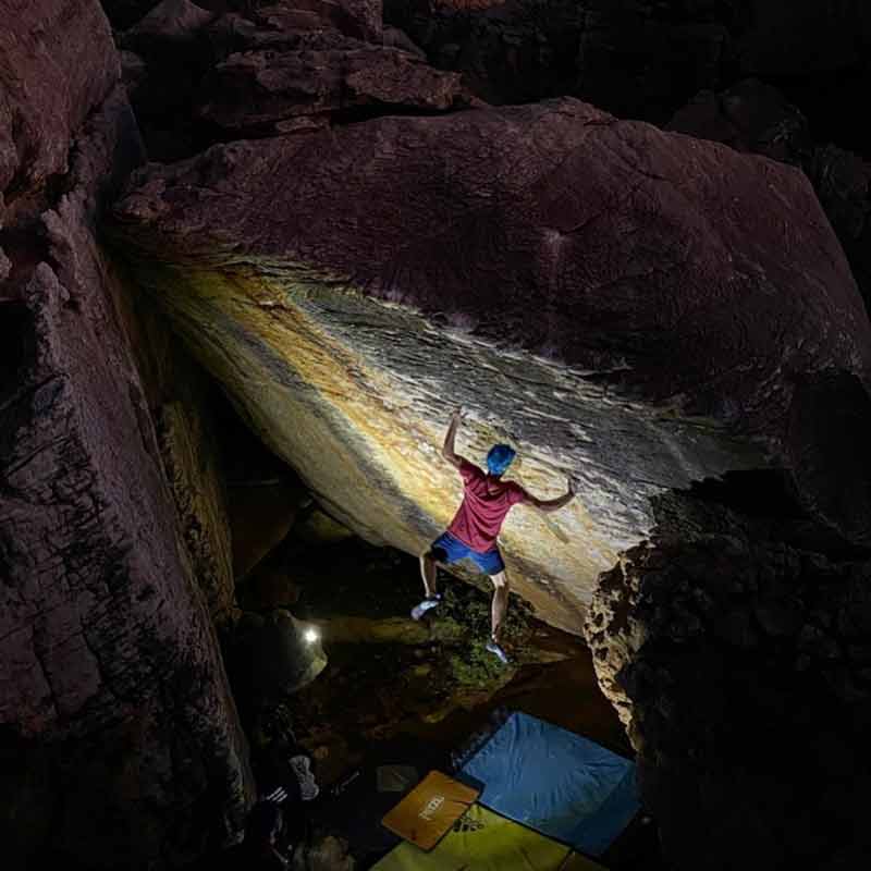 Vadim Timonov climbs the Boulder Amandla (8b / +) in the Rocklands - South Africa. (Photo Vadim Timonov)