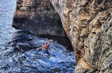 Escalador herido fatalmente mientras practicaba solo en aguas profundas en Mallorca