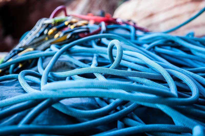 Es mejor guardar las cuerdas de escalada sueltas en una bolsa para cuerdas.