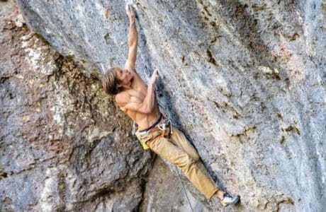 Alexander Megos klettert Wunderheiler (9a/+) am Schneiderloch | Video