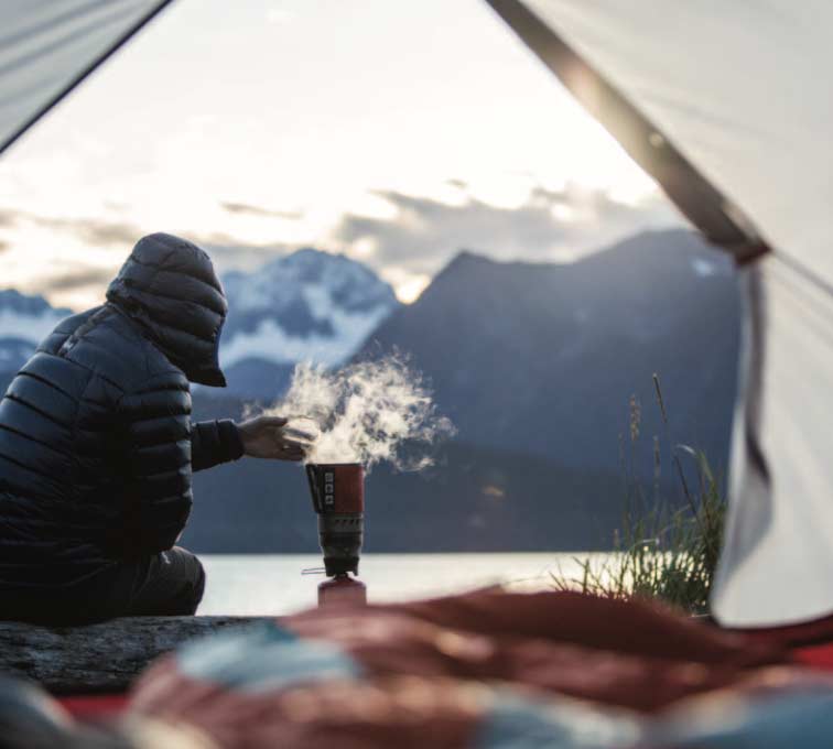 It is safest to cook in front of the tent. Photo: Eric Larsen
