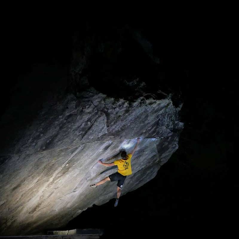 Simon Lorenzi en el famoso lugar del Boulder Off the Wagon con el tren ancho.