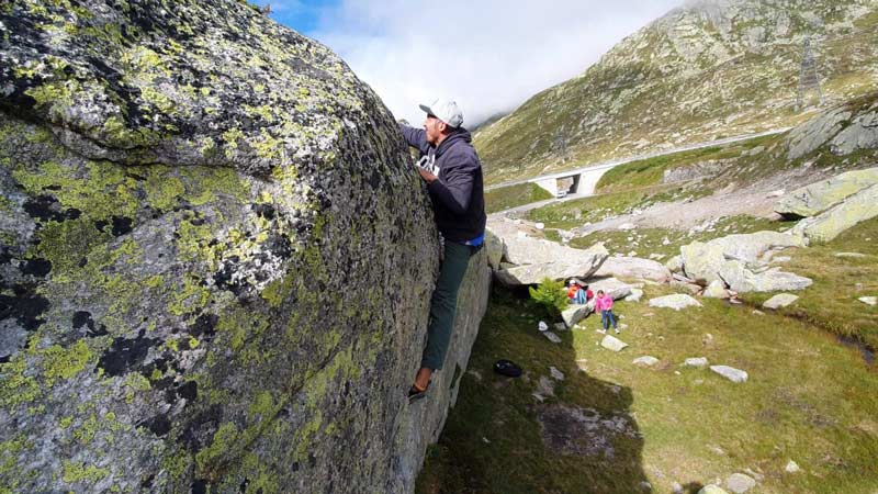 Climbing technique - provide variety - bouldering on the Gotthard Pass