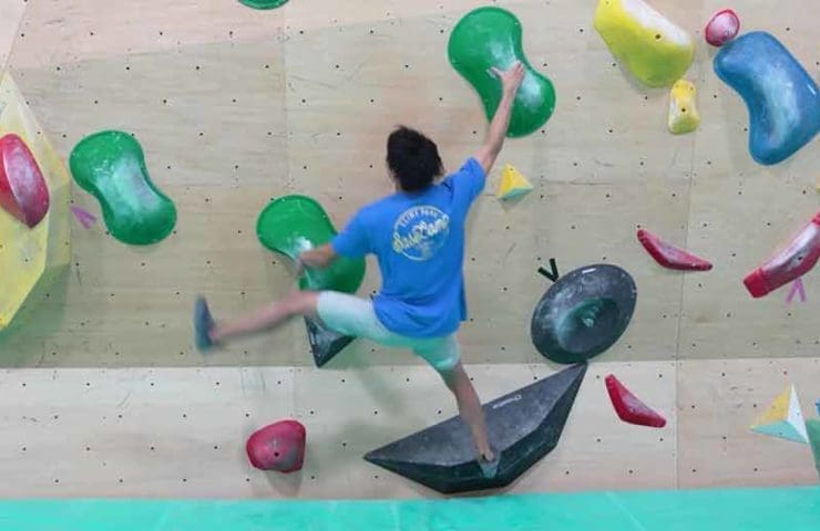 Pro tip: Use the pogo technique correctly when bouldering