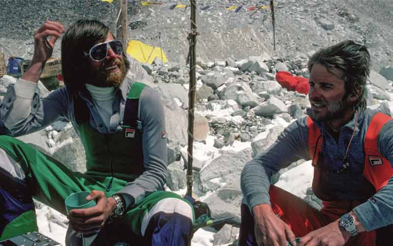 Reinhold Messner und Peter Habeler 1978 im Basislager vom Mount Everest. Bei dieser Expe- dition gelang ihnen die erste Besteigung des Berges ohne Sauerstoff. Foto: Reinhard Karl (Archiv DAV)