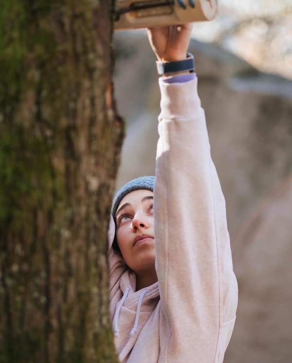 Brooke Raboutou calentando en el diapasón móvil Tension Climbing. (Imagen de la pila de Finn)