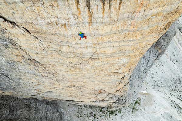 alex-honnold-climbs-free-solo-yellow-wall-small-pinnacle