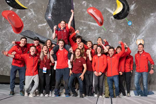 Andrea Kümin is duly celebrated by her team. (Picture SAC Swiss Climbing)
