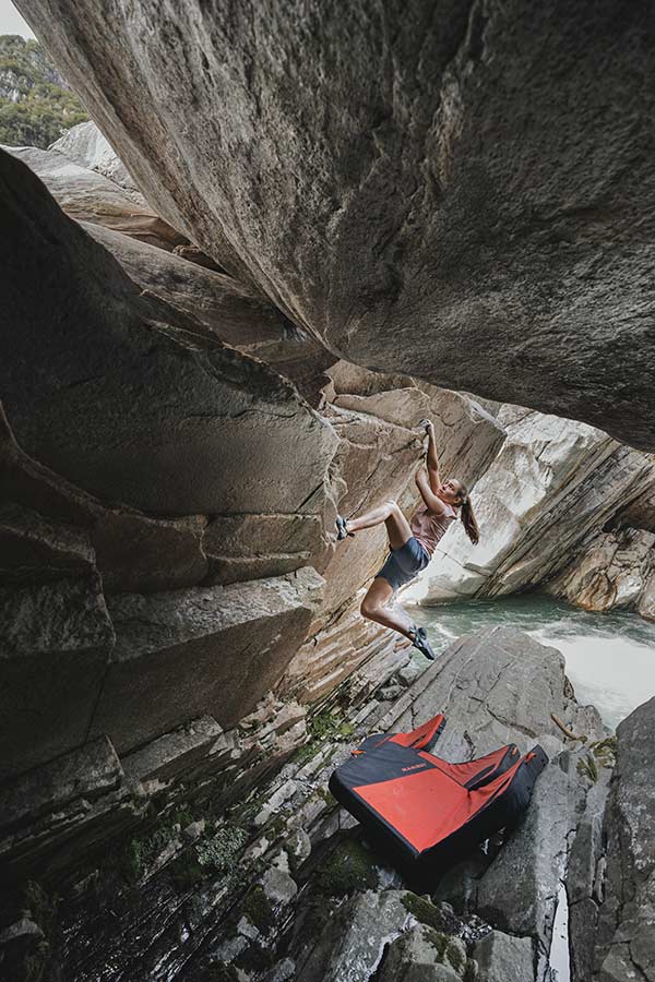 Crash pads are no longer just jump mats, but combine backpack, sofa and many other functions in one. Image: Mammut Sports Group AG, Lena Drapella