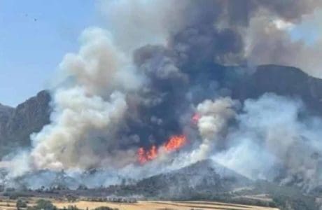 Grossbrand: Klettergebiet Oliana im Zentrum der Flammen
