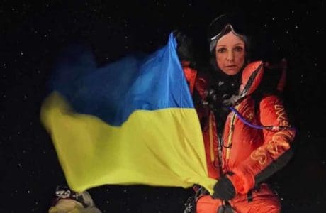 Mujer rusa muestra la bandera de Ucrania - Nepal rechaza el certificado del Everest