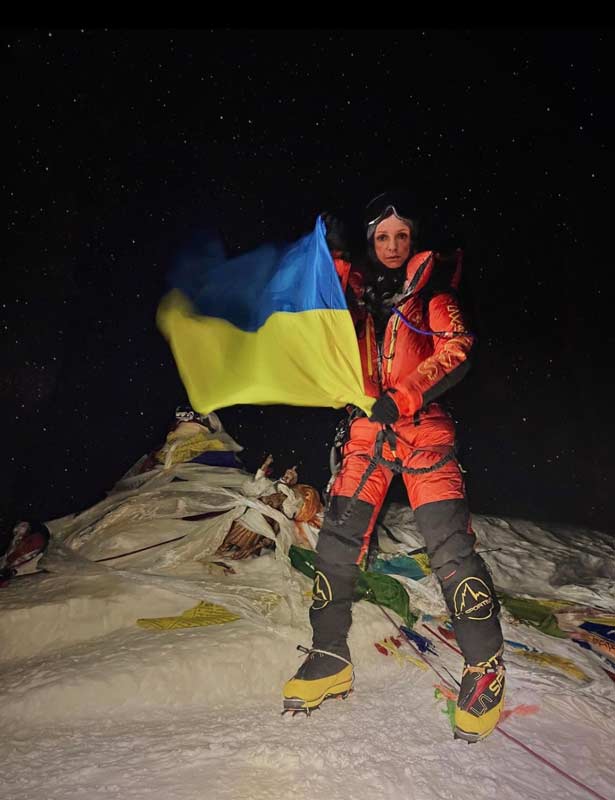 Katya Lipka en la cima del Everest con la bandera de Ucrania en la mano. (foto Katya Lipka)