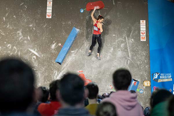 Hat mit der Bronzemedaille am Boulder Weltcup in Meiringen 2022 bereits einmal gezeigt, wozu sie fähig ist: Andrea Kümin. Bild: Jan Virt/IFSC