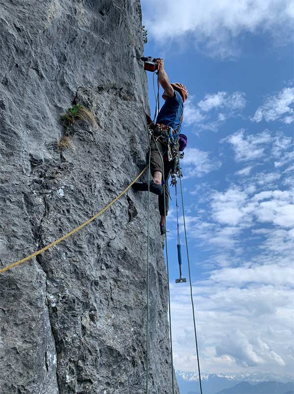 Bei Eastbolt.ch saniert Daniel Benz zusammen mit vielen anderen engagierten Kletterern Routen in der Ostschweiz. Bild: 