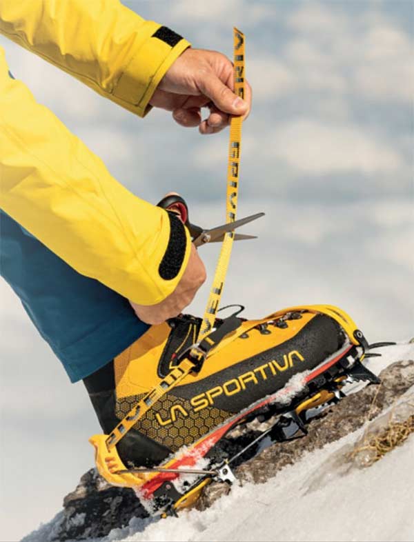 Correctly adjust the crampons before the high-altitude tour. Image: Urs Nett