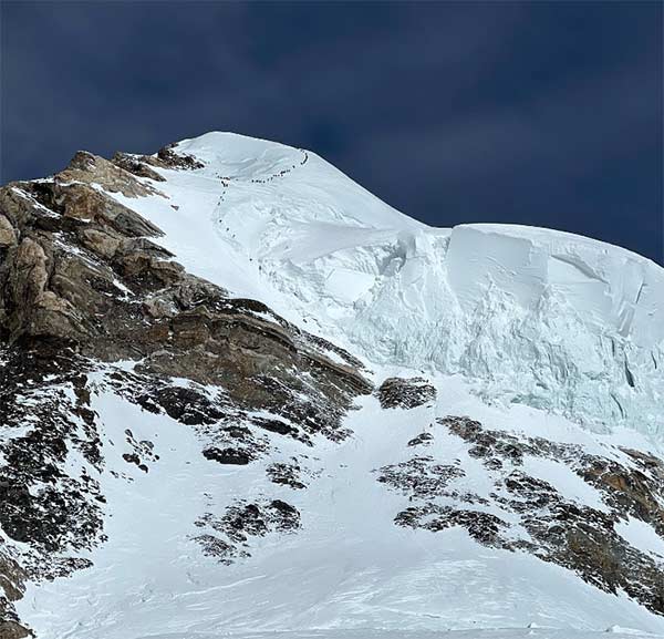 Bilder wie vom Everest: Unzählige Bergsteigerinnen und Bergsteiger reihen sich für den K2-Gipfel ein. Bild: Kristin Harila