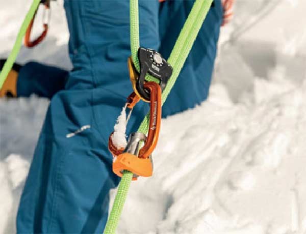 Simple rope clamps like the Micro Traxion are helpful companions on high tours. Image: Urs Nett